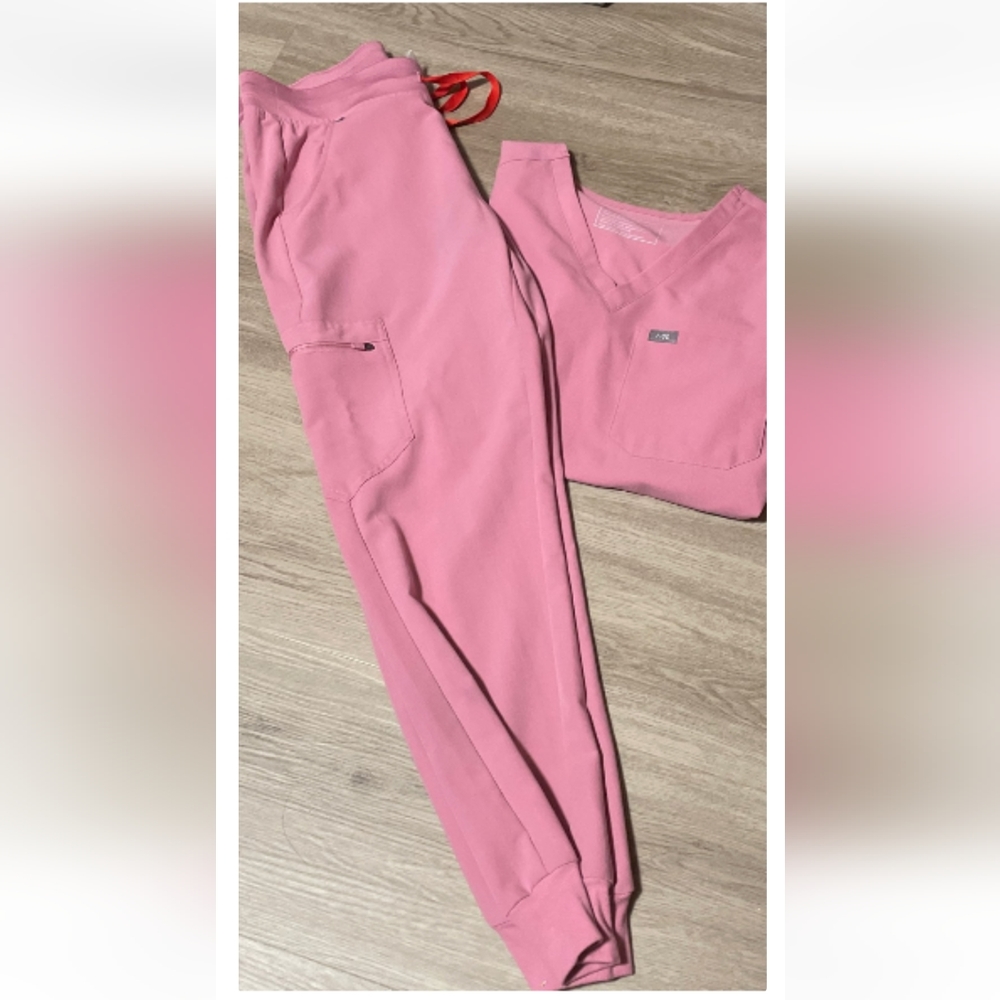 Figs Chalk Pink Set XS top, XSP jogger pant